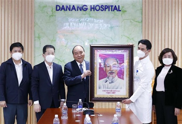 President visits medical wokers in Da Nang